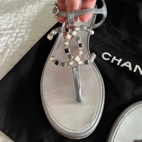 Authentic Chanel Pearl embellished sandals - Picture 3 of 17
